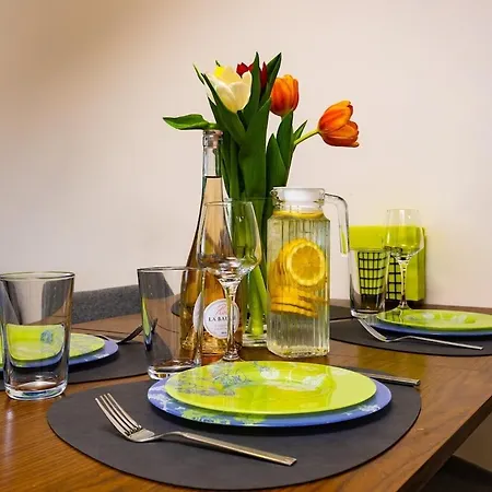 Modern & Bright Cherry In South With Private Parking Apartment *