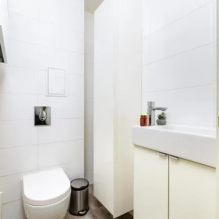 Modern & Bright Cherry In South With Private Parking Апартамент *