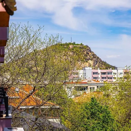 Modern & Bright Cherry In South With Private Parking Апартамент