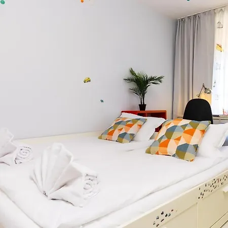 Modern & Bright Cherry In South With Private Parking