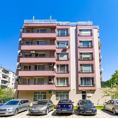 Modern & Bright Cherry In South With Private Parking