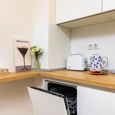 Апартамент Modern & Bright Cherry In South With Private Parking Пловдив