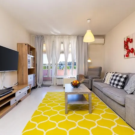 Modern & Bright Cherry In South With Private Parking Апартамент