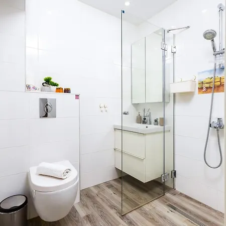 Modern & Bright Cherry In South With Private Parking *