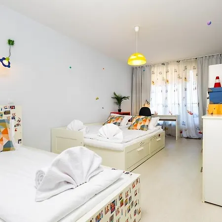 Modern & Bright Cherry In South With Private Parking