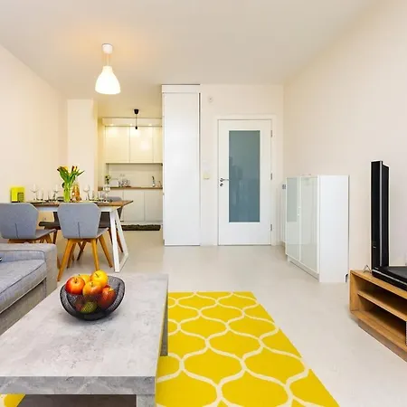 Modern & Bright Cherry In South With Private Parking Plovdiv