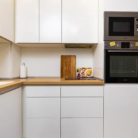 Modern & Bright Cherry In South With Private Parking Апартамент *